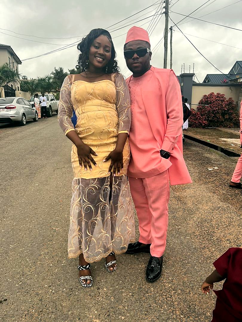 Eddy and Kessewa in gold lace and peach on their way to a family occasion